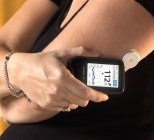 מהי המדבקה ששומרת על ראש ממשלת בריטניה?-תמונה